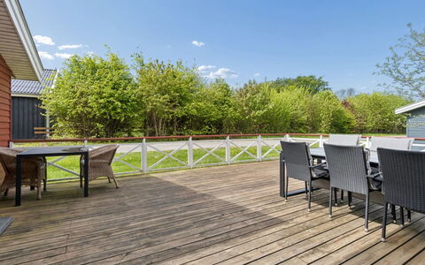 Sannie - 2.8Km from the Sea: Bois, Parquet, Dur, Plate-Forme, Planche, Porche, Tache De Bois, Boardwalk, Ombre, Mobilier De Jardin
