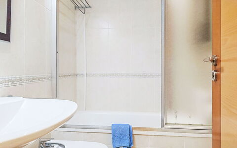 Marina Azul: Salle De Bains, Luminaire Plomberie, Sol, Sol, Design Intérieur, Plomberie, Tuile, Robinet, Douche, Baignoire
