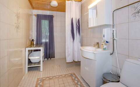 Kolin Kuningas: Luminaire Plomberie, Sol, Sol, Salle De Bains, Design Intérieur, Lavabo, Évier, Toilette, Bois, Siège De Toilette