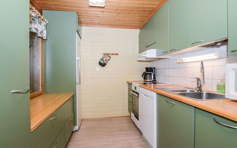 Lieksa 725: Bois, Design Intérieur, Sol, Cuisine, Sol, Comptoir, Cabinetry, Plafond, Meubles, Tache De Bois