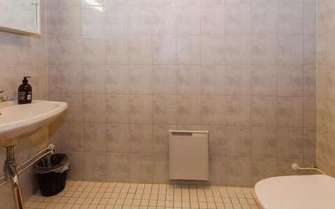 Lieksa 725: Salle De Bains, Luminaire Plomberie, Sol, Mur, Lavabo, Sol, Design Intérieur, Évier, Siège De Toilette, Toilette