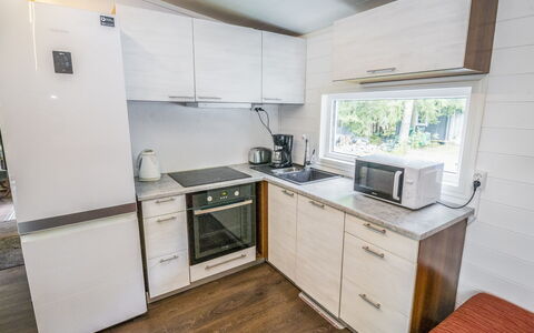 Tuuliranta: Principaux Appliance, Parquet, Cuisine, Dur, Comptoir, Tache De Bois, Évier, Robinet, Appareil De Cuisine, Plomberie