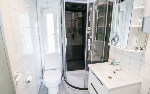 Tuuliranta: Luminaire Plomberie, Design Intérieur, Salle De Bains, Lavabo, Sol, Évier, Plomberie, Sol, Pièce, Miroir