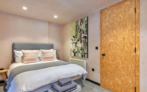 Bognor Regis 602: Design Intérieur, Meubles, Mur, Chambre, Sol, Sol, Bois, Drap De Lit, Plafond, Lit