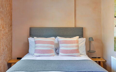Bognor Regis 602: Chambre, Bois, Meubles, Drap De Lit, Linge, Design Intérieur, Literie, Lit, Sol, Textile