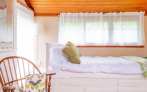 Hollybush Studio: Meubles, Design Intérieur, Mur, Sol, Sol, Bois, Chambre, Lit, Pièce, Linge