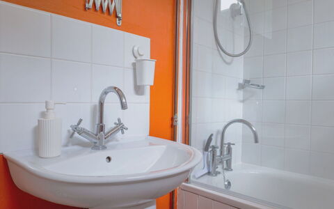 Hollybush Studio: Lavabo, Luminaire Plomberie, Évier, Mur, Salle De Bains, Design Intérieur, Robinet, Sol, Sol, Plomberie