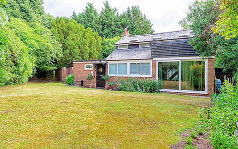 Hollybush Studio: Herbe, Maison, Domicile, Arbuste, Toit, Chalet, Zone Résidentielle, Jardin, Biens, Ferme