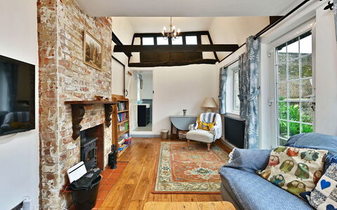 The Old Barn, Hadlow: Meubles, Mur, Design Intérieur, Bois, Plafond, Sol, Éclairage, Sol, Domicile, Salon