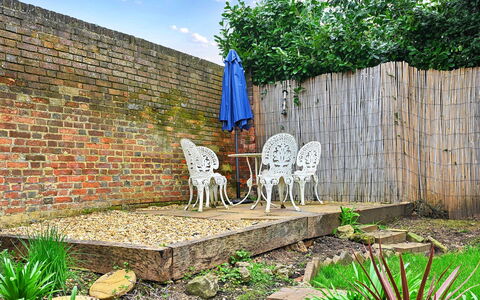 The Old Barn, Hadlow: Jardin, Arbuste, Brique, Arrière-Cour, Mobilier De Jardin, Couverture De Sol, Dalle, Brickwork, Cour, Aménagement Paysager