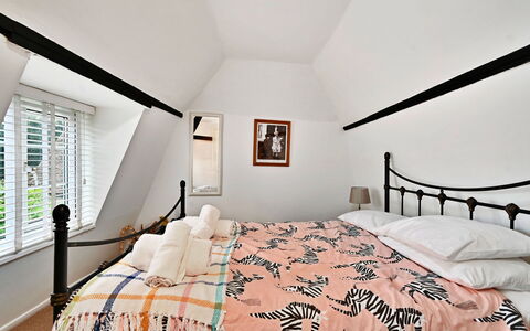 The Old Barn, Hadlow: Lit, Meubles, Chambre, Design Intérieur, Mur, Literie, Bois, Drap De Lit, Linge, Textile