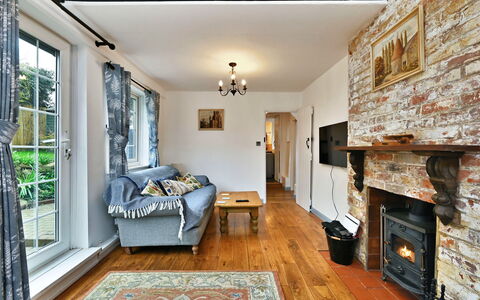 The Old Barn, Hadlow: Meubles, Design Intérieur, Mur, Bois, Sol, Plafond, Pièce, Sol, Éclairage, Salon