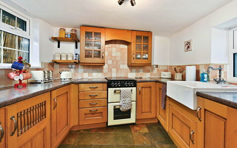 The Old Barn, Hadlow: Cuisine, Comptoir, Cabinetry, Meubles, Appareil De Cuisine, Design Intérieur, Sol, Principaux Appliance, Bois, Tiroir