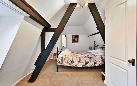 The Old Barn, Hadlow: Sol, Mur, Sol, Design Intérieur, Bois, Plafond, Chambre, Pièce, Meubles, Lit