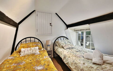 The Old Barn, Hadlow: Bois, Meubles, Domicile, Chambre, Design Intérieur, Sol, Lit, Literie, Plafond, Cadre De Lit