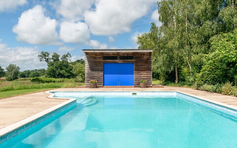 The Old Schoolhouse at Penrhos: Bleu, Composite, Piscine, Batiments Jardin, Ombre, Conception, Aménagement Paysager, Tache De Bois, Cabanon, Arrière-Cour