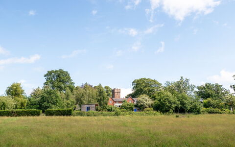 The Old Schoolhouse at Penrhos: Ciel, Jour, Vert, Arbre, Herbe, La Nature, Environnement Naturel, Feuille, Végétation