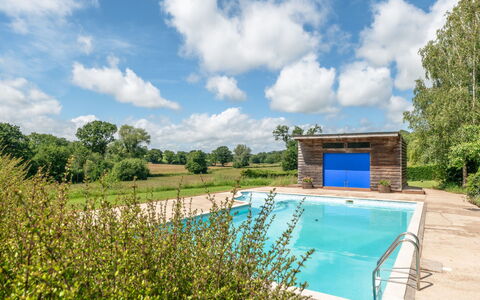 The Old Schoolhouse at Penrhos: Bleu, Piscine, Jardin, Ombre, Aménagement Paysager, Ferme, Parc, Arrière-Cour, Batiments Jardin