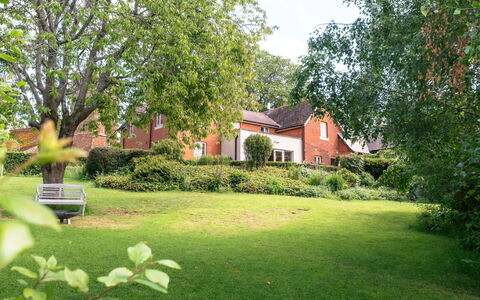 The Old Schoolhouse at Penrhos: Arbre, Herbe, Feuille, Végétation, Branche, Arbuste, Maison, Jardin, Lot Terre