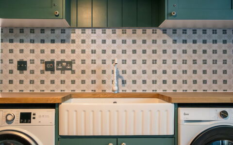 The Old Schoolhouse at Penrhos: Design Intérieur, Cuisine, Tuile, Cabinetry, Comptoir, Tache De Bois, Conception, Céramique, Principaux Appliance, Peindre