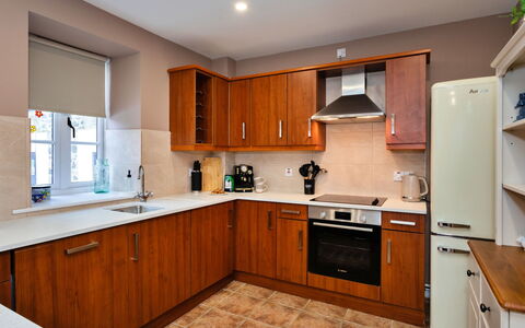 The Kiln: Cabinetry, Sol, Meubles, Cuisine, Comptoir, Bois, Appareil De Cuisine, Principaux Appliance, Tiroir, Design Intérieur