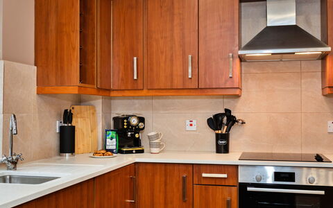 The Kiln: Cabinetry, Appareil De Cuisine, Cuisine, Comptoir, Meubles, Bois, Principaux Appliance, Placard, Sol, Tiroir