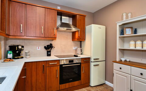 The Kiln: Cabinetry, Meubles, Appareil De Cuisine, Comptoir, Tiroir, Principaux Appliance, Cuisine, Bois, Sol, Placard