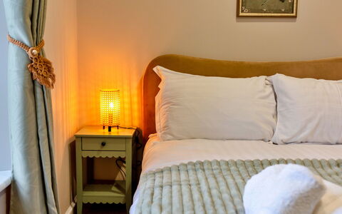 The Kiln: Meubles, Lit, Literie, Chambre, Design Intérieur, Drap De Lit, Mur, Bois, Linge, Jaune