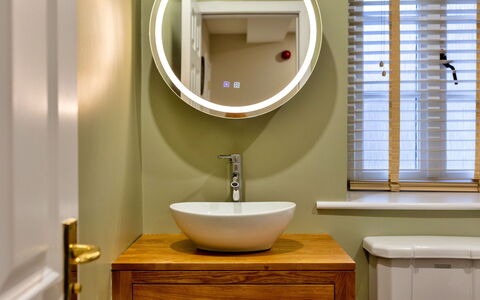 The Kiln: Lavabo, Design Intérieur, Miroir, Luminaire Plomberie, Évier, Robinet, Salle De Bains, Sol, Armoire De Toilette, Plomberie