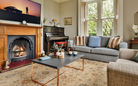 Spinney Corner: Meubles, Design Intérieur, Sol, Canapé, Salon, Bois, Sol, Pièce, Cadre, Domicile