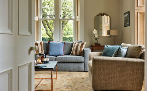 Spinney Corner: Canapé, Meubles, Design Intérieur, Sol, Salon, Sol, Throw Pillow, Pièce, Oreiller