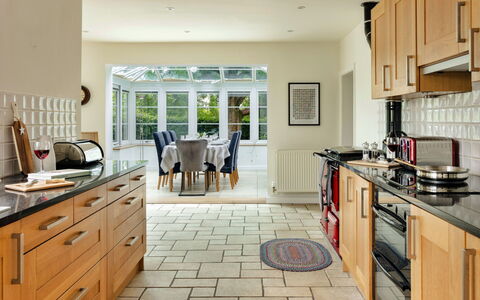 Spinney Corner: Cuisine, Sol, Comptoir, Meubles, Design Intérieur, Bois, Cabinetry, Appareil De Cuisine, Sol, Plafond