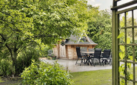 Spinney Corner: Arbre, Arbuste, Jardin, Communauté Des Plantes, Mobilier De Jardin, Printemps, Ombre, Batiments Jardin, Arrière-Cour, Aménagement Paysager
