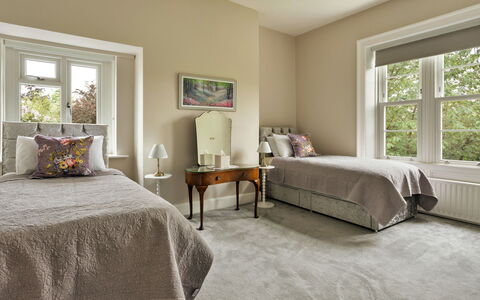 Spinney Corner: Meubles, Lit, Design Intérieur, Sol, Sol, Chambre, Mur, Plafond, Bois, Drap De Lit