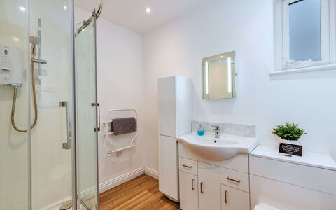 North View Annexe: Design Intérieur, Luminaire Plomberie, Sol, Salle De Bains, Sol, Évier, Lavabo, Robinet, Toilette, Plomberie