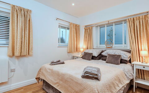 North View Annexe: Lit, Meubles, Chambre, Design Intérieur, Literie, Drap De Lit, Bois, Plafond, Linge, Sol