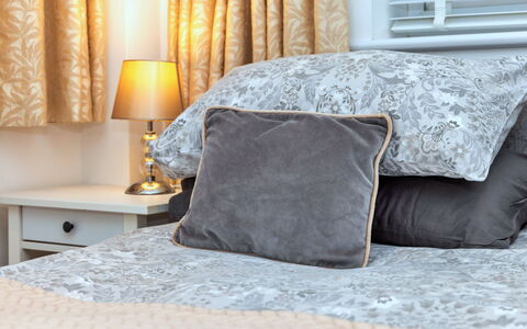 North View Annexe: Chambre, Meubles, Design Intérieur, Literie, Drap De Lit, Linge, Lit, Coussin, Throw Pillow, Textile