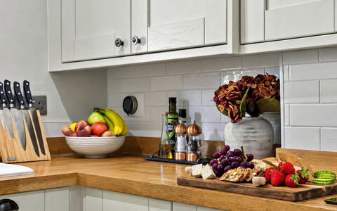 Willow'S View: Fruit, Vaisselle, Aliments, Cuisine, Meubles, Comptoir, Bouteille, Cabinetry, Appareil De Cuisine, Tiroir