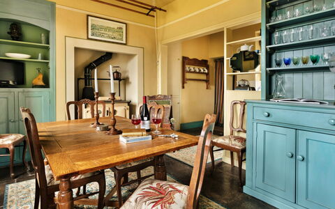Bourne Edge: Meubles, Design Intérieur, Sol, Bois, Table, Sol, Chaise, Plafond, Salle À Manger, Table Cuisine Et Salle A Manger