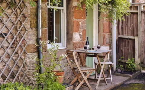 Bourne Edge: Meubles, Bois, Pot De Fleur, Mobilier De Jardin, Arbuste, Chaise, Tableau De Plein Air, Brique, Jardin