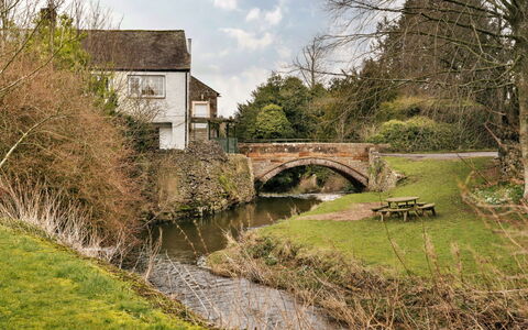 Bourne Edge: Pont, Ressources En Eau, L'Eau, Plan D'Eau, La Nature, Cours D'Eau, Voie Navigable, Canal, Pont En Arc