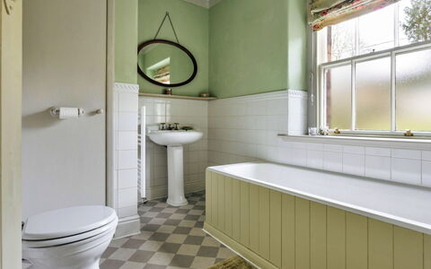 Bourne Edge: Mur, Sol, Luminaire Plomberie, Salle De Bains, Sol, Design Intérieur, Plomberie, Baignoire, Toilette, Robinet