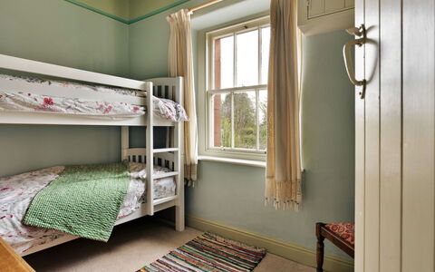 Bourne Edge: Design Intérieur, Mur, Sol, Chambre, Lit, Meubles, Sol, Bois, Plafond, Literie