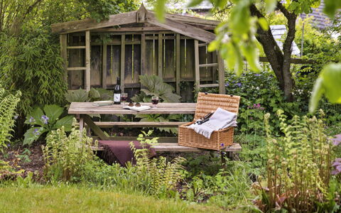 Bourne Edge: Jardin, Arbuste, Communauté Des Plantes, Meubles, Mobilier De Jardin, Couverture De Sol, Arrière-Cour, Tableau De Plein Air, Printemps