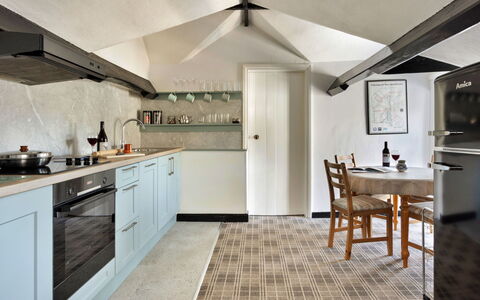The Lake Gables: Cuisine, Meubles, Design Intérieur, Comptoir, Sol, Mur, Appareil De Cuisine, Plafond, Bois, Principaux Appliance