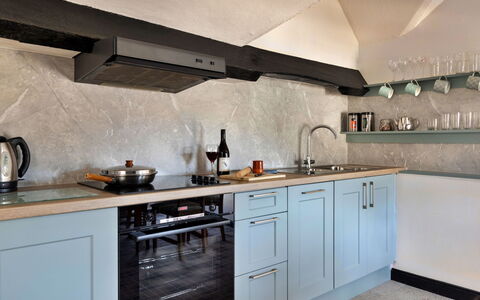 The Lake Gables: Cuisine, Comptoir, Appareil De Cuisine, Principaux Appliance, Cuisinière, Design Intérieur, Cabinetry, Sol, Le Fourneau, Gaz Poele