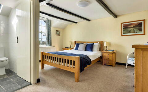 The Lake Gables: Meubles, Lit, Design Intérieur, Chambre, Domicile, Plafond, Sol, Cadre De Lit, Pièce, Literie