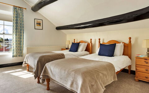 The Lake Gables: Meubles, Bois, Chambre, Lit, Plafond, Design Intérieur, Sol, Sol, Literie, Drap De Lit