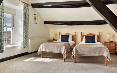 The Lake Gables: Meubles, Design Intérieur, Lit, Chambre, Sol, Mur, Sol, Bois, Plafond, Literie