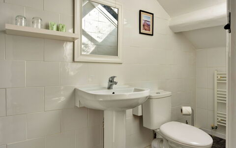 The Lake Gables: Luminaire Plomberie, Salle De Bains, Mur, Sol, Lavabo, Évier, Sol, Design Intérieur, Robinet, Plomberie